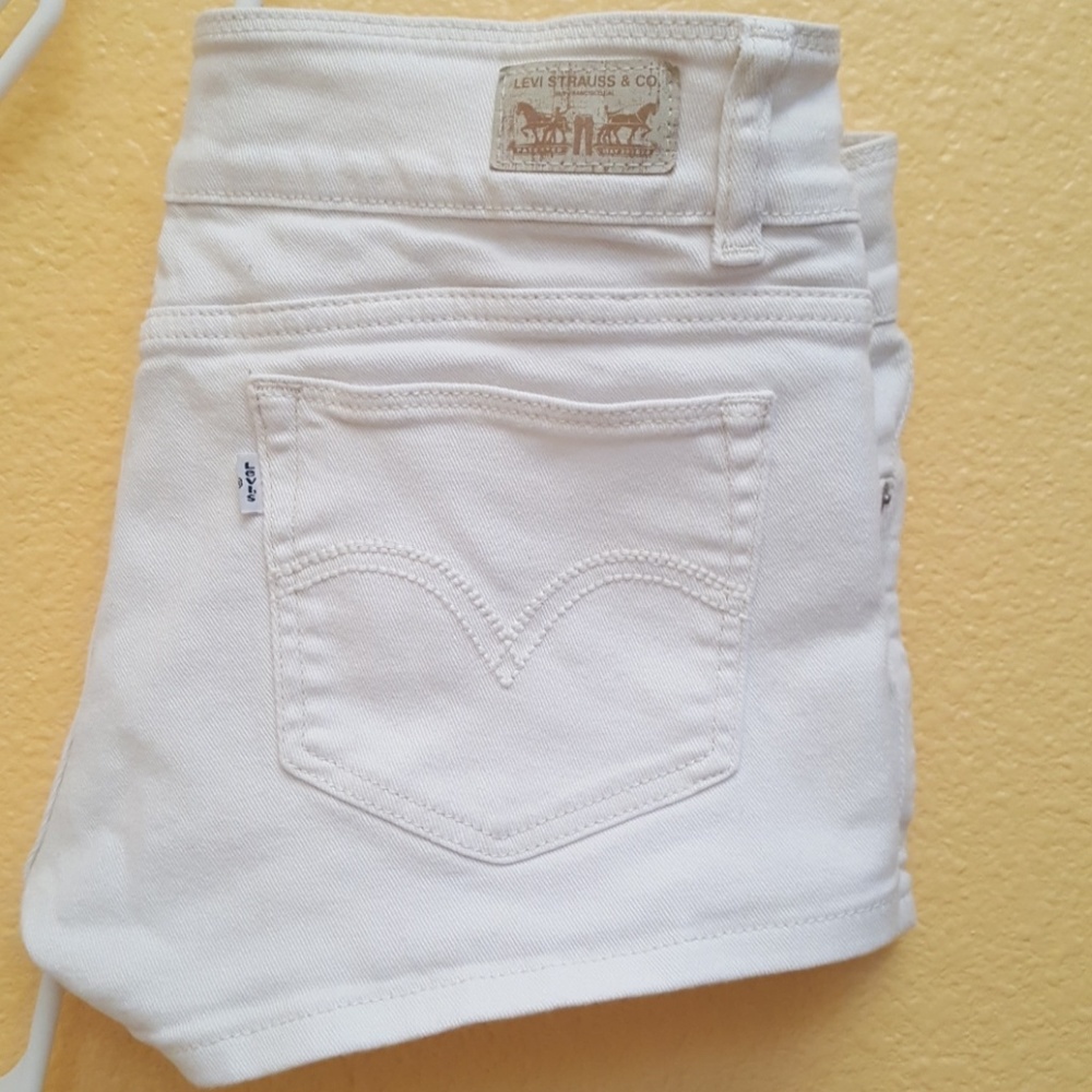 White levi shorts